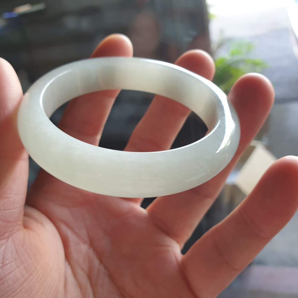 逸品軒~天然緬甸玉A貨-Y690-細糯玉鐲 寬13mm厚8.3mm內徑56.9mm約18.1圍 無紋無摳無裂。水頭好-細節圖6