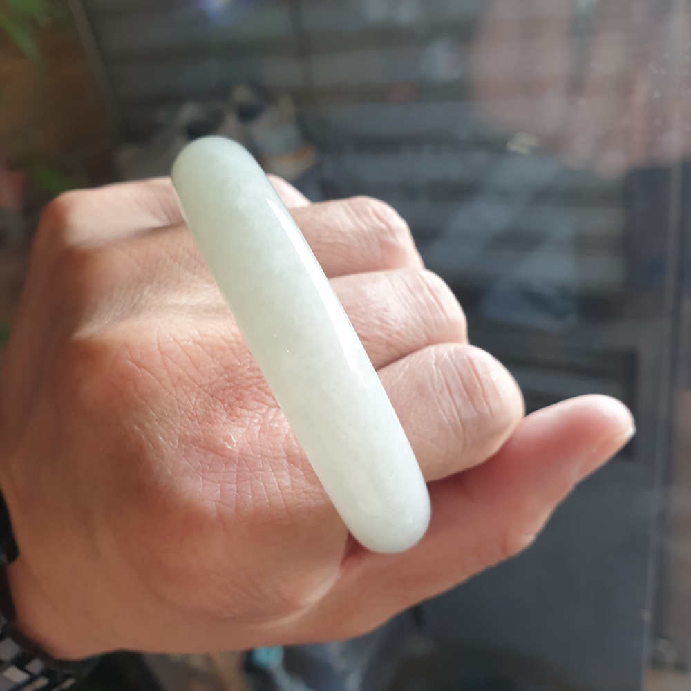 逸品軒~天然緬甸玉A貨-Y690-細糯玉鐲 寬13mm厚8.3mm內徑56.9mm約18.1圍 無紋無摳無裂。水頭好-細節圖7
