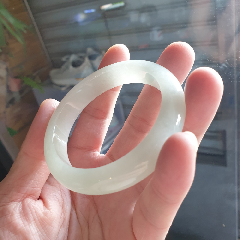 逸品軒~天然緬甸玉A貨-Y690-細糯玉鐲 寬13mm厚8.3mm內徑56.9mm約18.1圍 無紋無摳無裂。水頭好-細節圖9