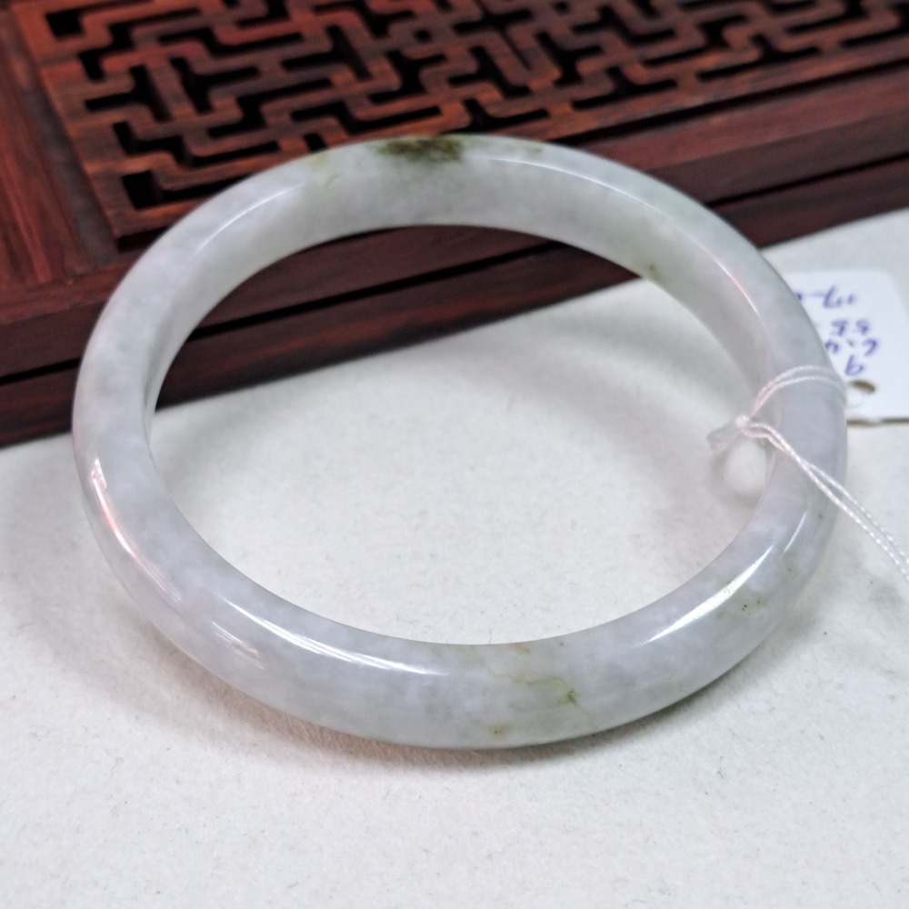 逸品軒~天然緬甸玉A貨-B1135-細版玉鐲- 寬9mm  厚6.4mm 內徑55.4mm 約17.6圍 ♥️特價138-細節圖3