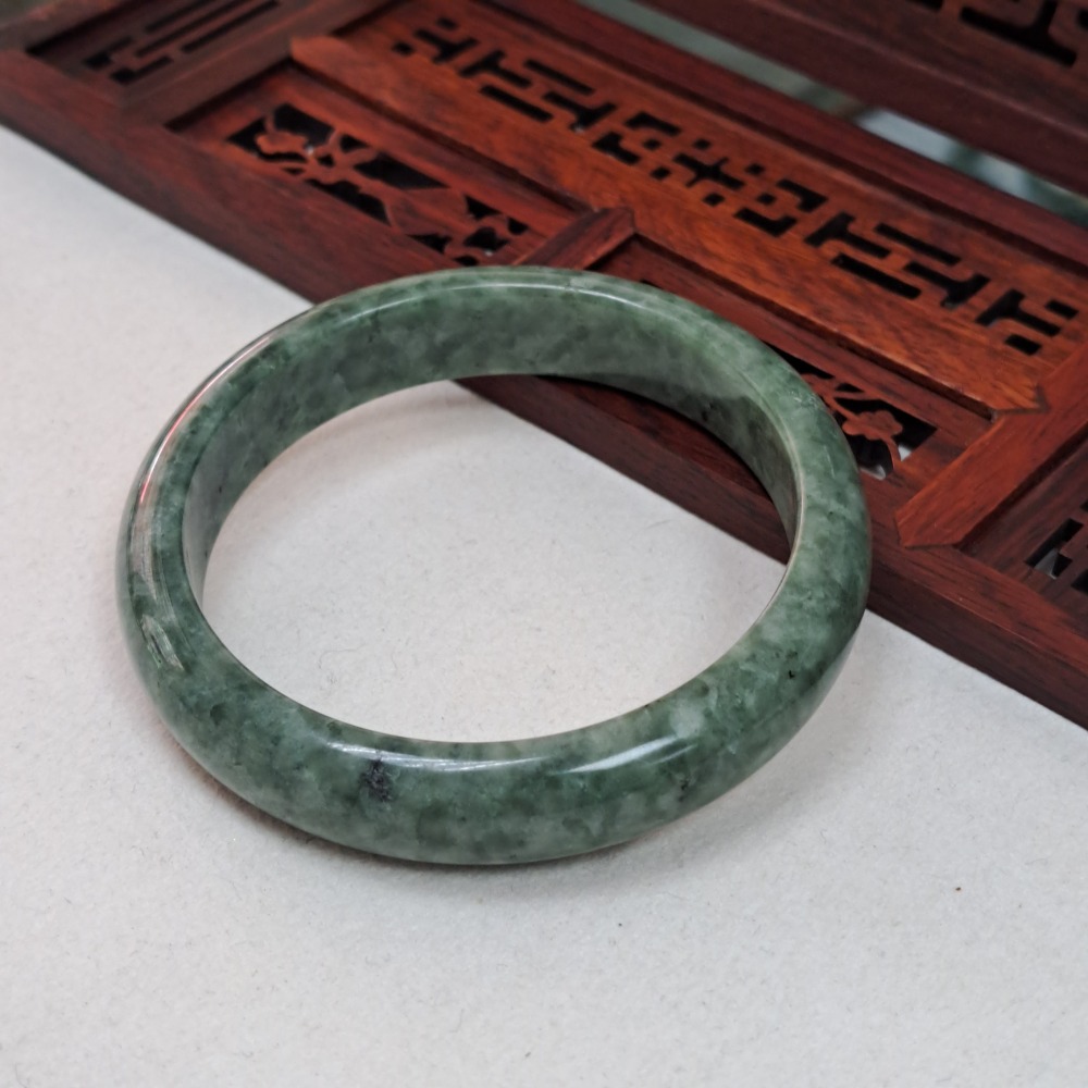 逸品軒~天然緬甸玉A貨-B1136-豆青玉鐲- 寬12.8mm  厚7.3mm 內徑57.9mm 約18.4圍 ♥️特價-細節圖2