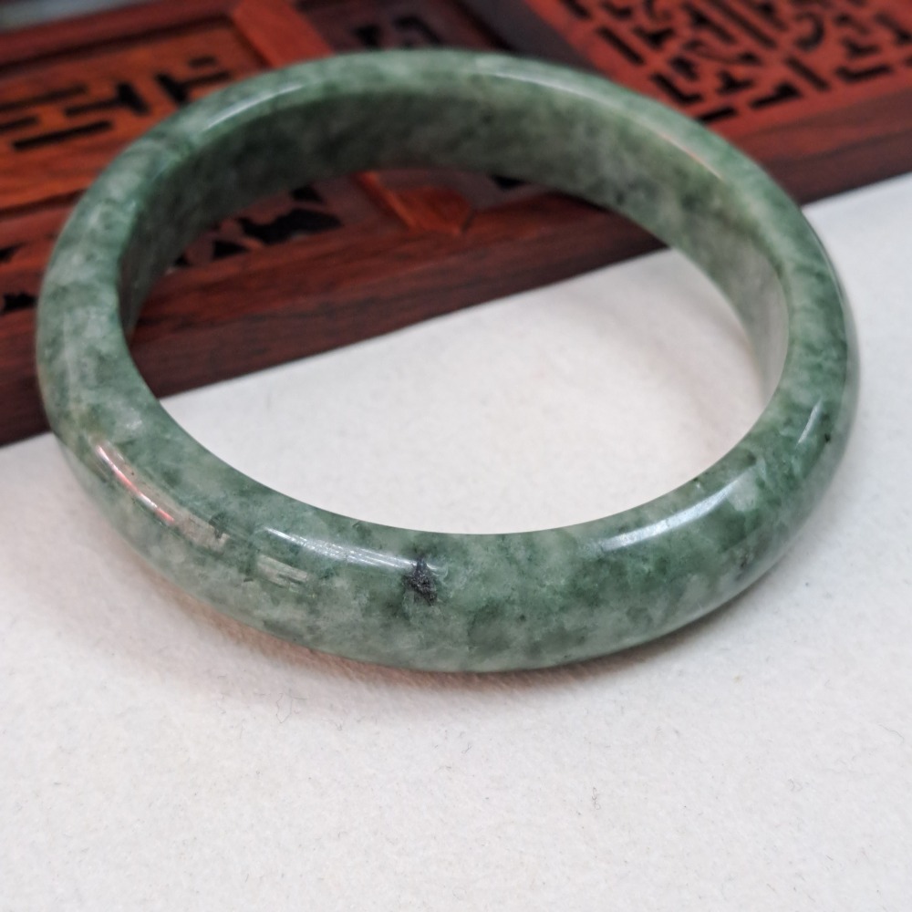 逸品軒~天然緬甸玉A貨-B1136-豆青玉鐲- 寬12.8mm  厚7.3mm 內徑57.9mm 約18.4圍 ♥️特價-細節圖3