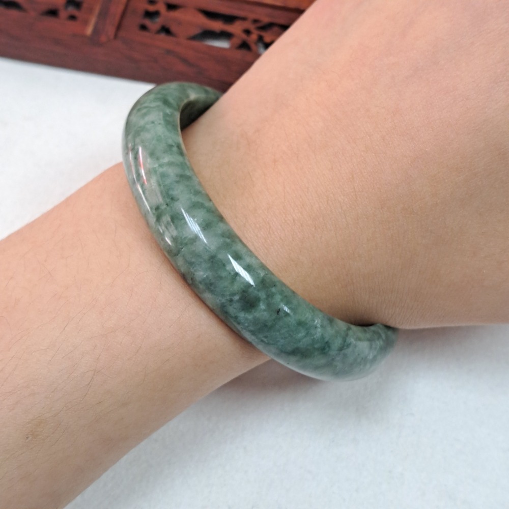 逸品軒~天然緬甸玉A貨-B1136-豆青玉鐲- 寬12.8mm  厚7.3mm 內徑57.9mm 約18.4圍 ♥️特價-細節圖4