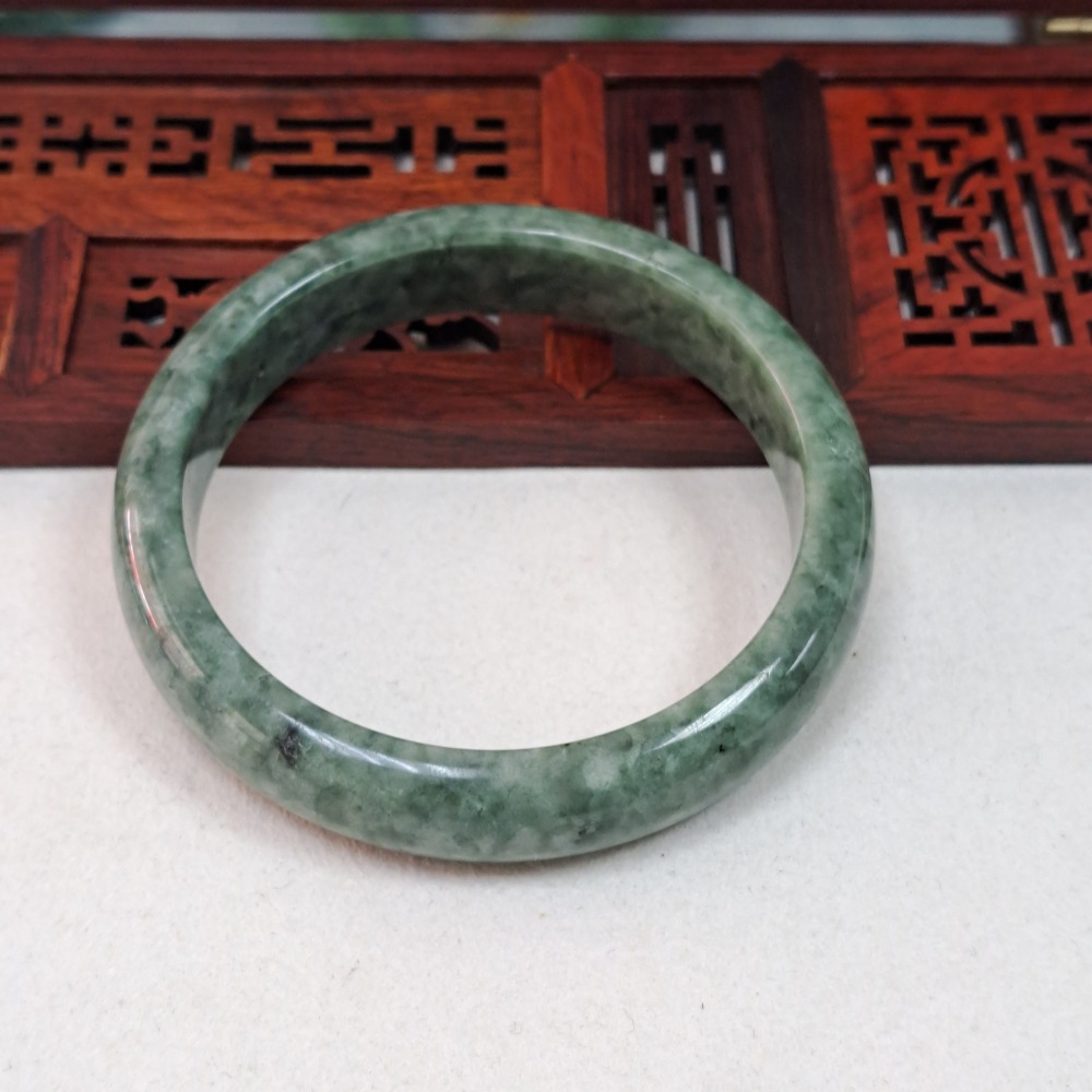 逸品軒~天然緬甸玉A貨-B1136-豆青玉鐲- 寬12.8mm  厚7.3mm 內徑57.9mm 約18.4圍 ♥️特價-細節圖5
