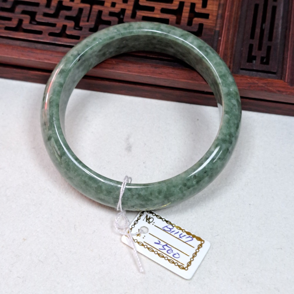 逸品軒~天然緬甸玉A貨-B1147-豆青玉鐲- 寬14.1mm  厚7.4mm 內徑57.5mm 約18.3圍 ♥️特價-細節圖5