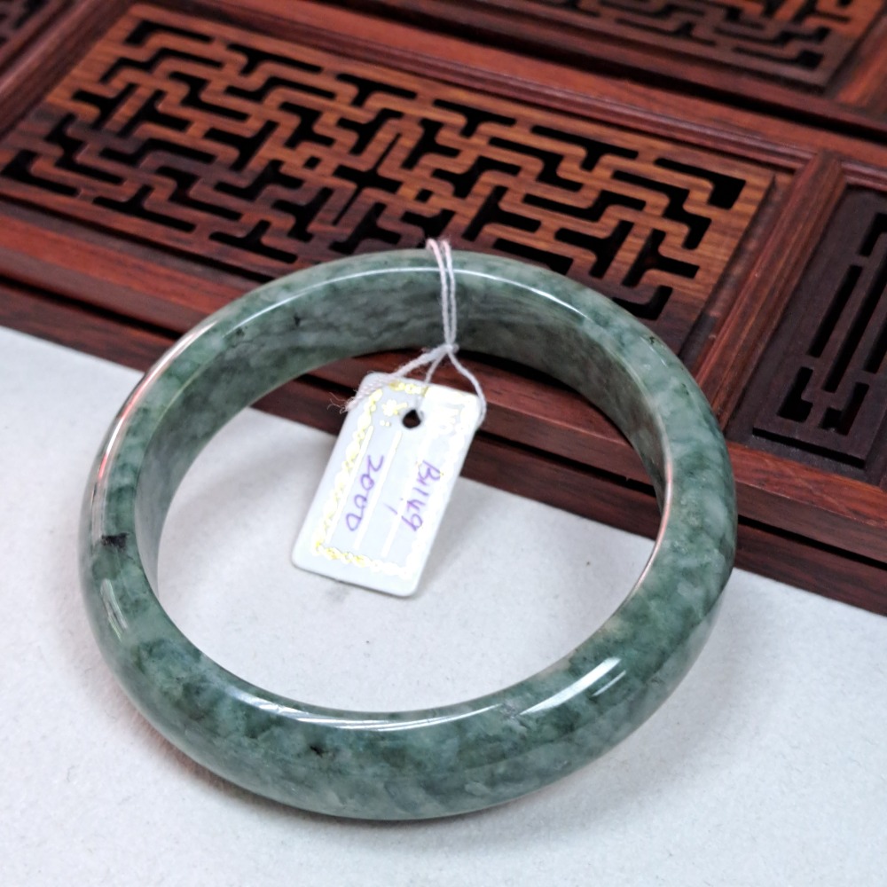 逸品軒~天然緬甸玉A貨-B1149-豆青玉鐲- 寬13.9mm  厚7.6mm 內徑57.6mm 約18.3圍 ♥️特價-細節圖2