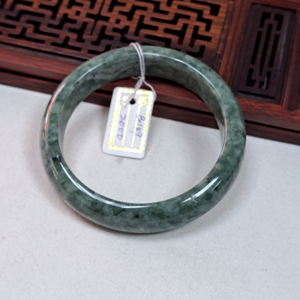 逸品軒~天然緬甸玉A貨-B1149-豆青玉鐲- 寬13.9mm  厚7.6mm 內徑57.6mm 約18.3圍 ♥️特價-細節圖4