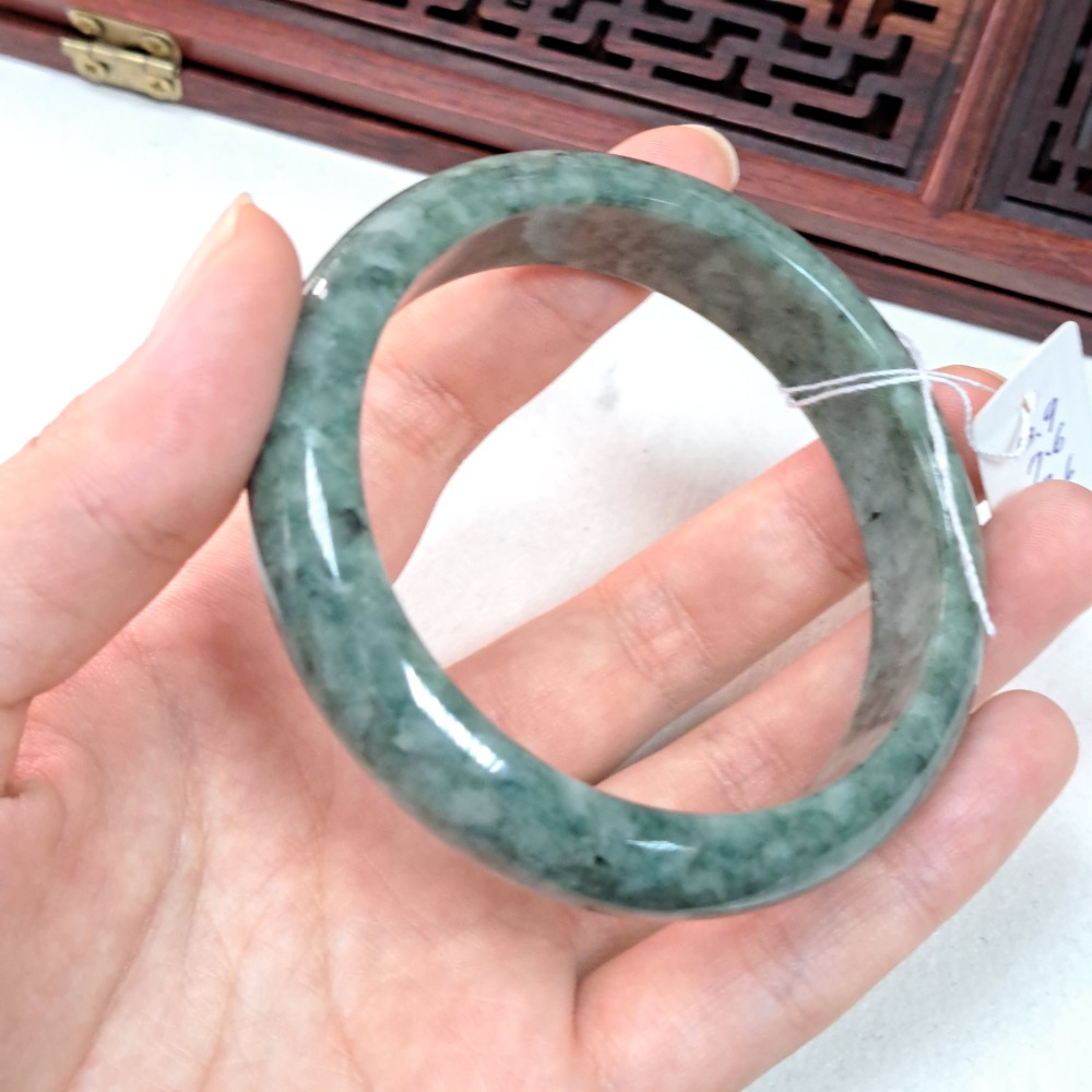 逸品軒~天然緬甸玉A貨-B1149-豆青玉鐲- 寬13.9mm  厚7.6mm 內徑57.6mm 約18.3圍 ♥️特價-細節圖5