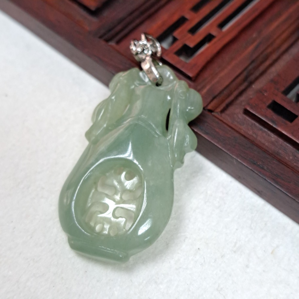 逸品軒～天然緬甸玉A貨-Z6109-冰糯淡綠聚財寶瓶墜子 長36.1mm 寬19.mm 厚5.4mm 💰特價999元 -細節圖2