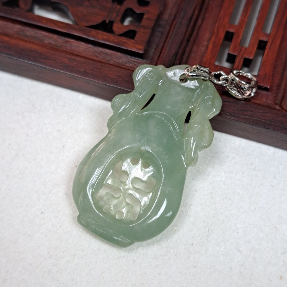 逸品軒～天然緬甸玉A貨-Z6109-冰糯淡綠聚財寶瓶墜子 長36.1mm 寬19.mm 厚5.4mm 💰特價999元 -細節圖4