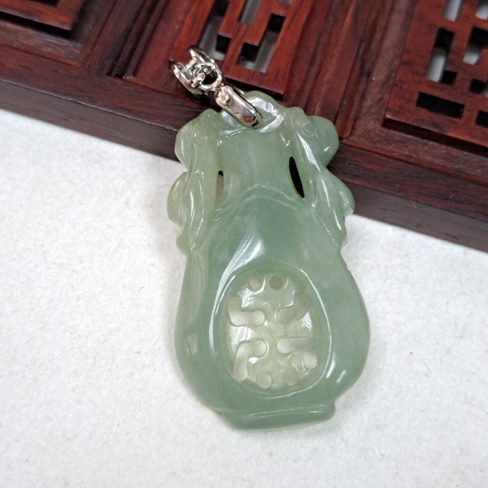 逸品軒～天然緬甸玉A貨-Z6109-冰糯淡綠聚財寶瓶墜子 長36.1mm 寬19.mm 厚5.4mm 💰特價999元 -細節圖5