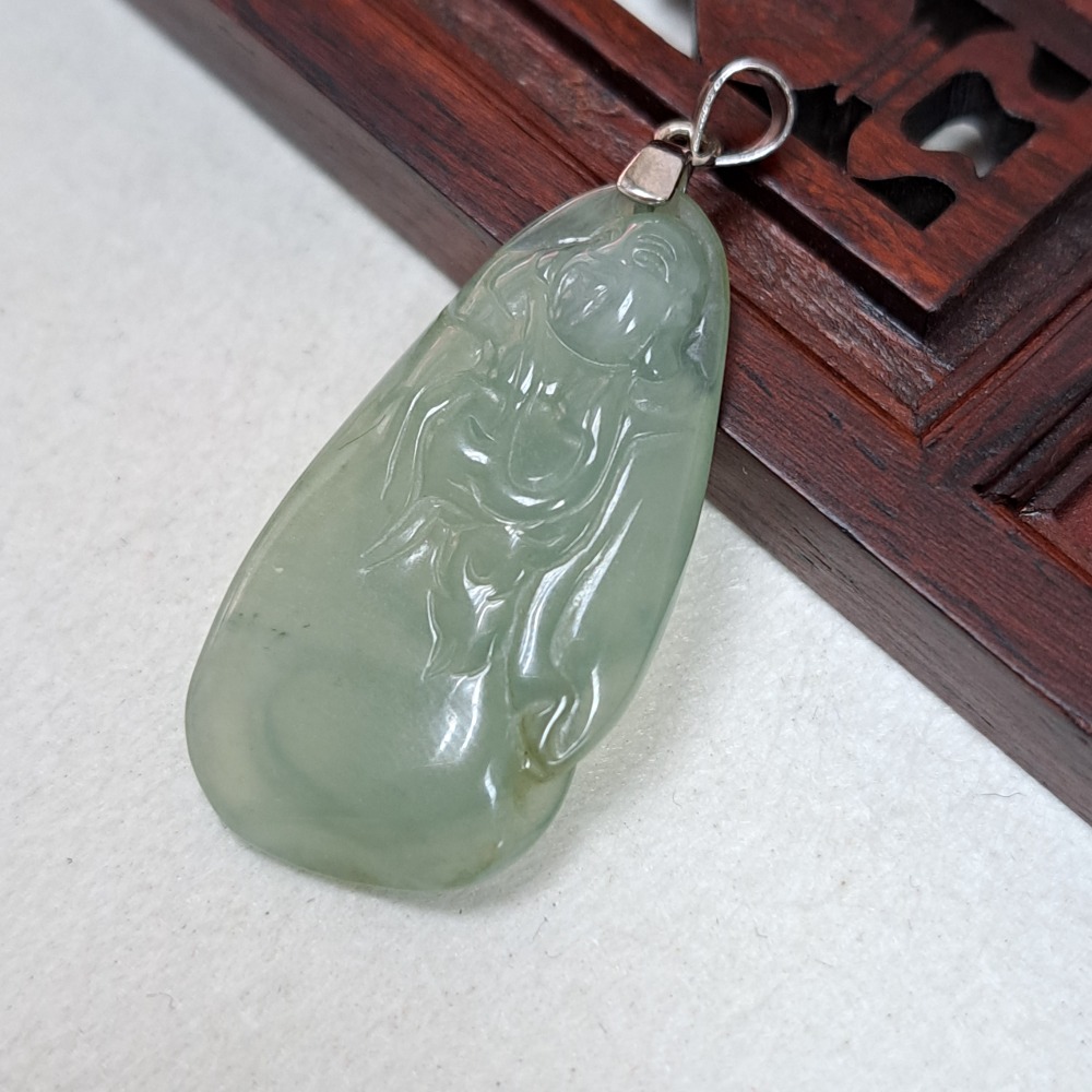 逸品軒～天然緬甸玉A貨-Z6114-冰種湖水綠佛公墜子 長28.6mm寬16.1mm厚3.7mm 💰特價1180元 -細節圖2