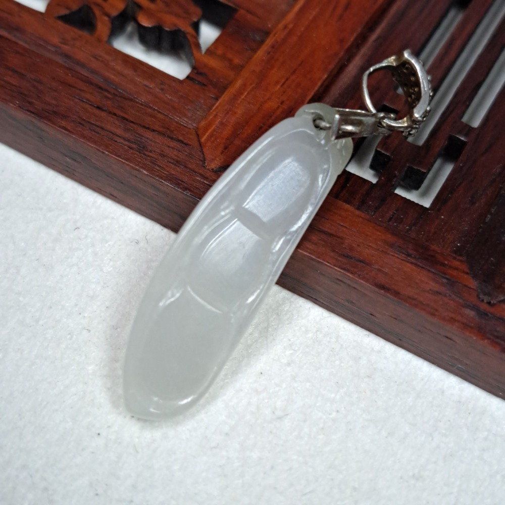逸品軒~天然緬甸玉A貨-Z6120-冰糯福豆墜子- 長約29.9mm 寬約9.3mm 厚約4.8mm ♥️特價300元 -細節圖2