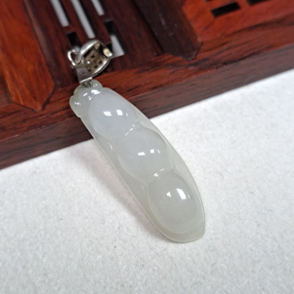 逸品軒~天然緬甸玉A貨-Z6120-冰糯福豆墜子- 長約29.9mm 寬約9.3mm 厚約4.8mm ♥️特價300元 -細節圖3