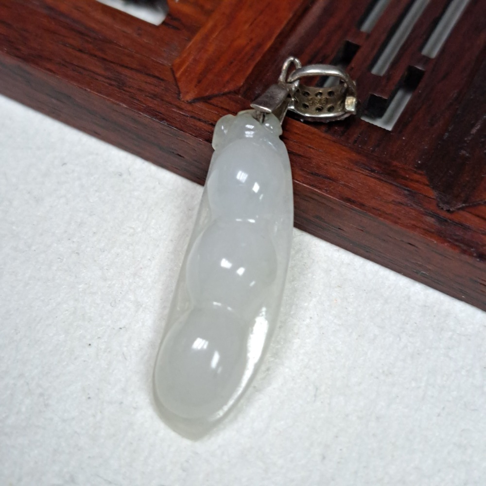 逸品軒~天然緬甸玉A貨-Z6120-冰糯福豆墜子- 長約29.9mm 寬約9.3mm 厚約4.8mm ♥️特價300元 -細節圖4