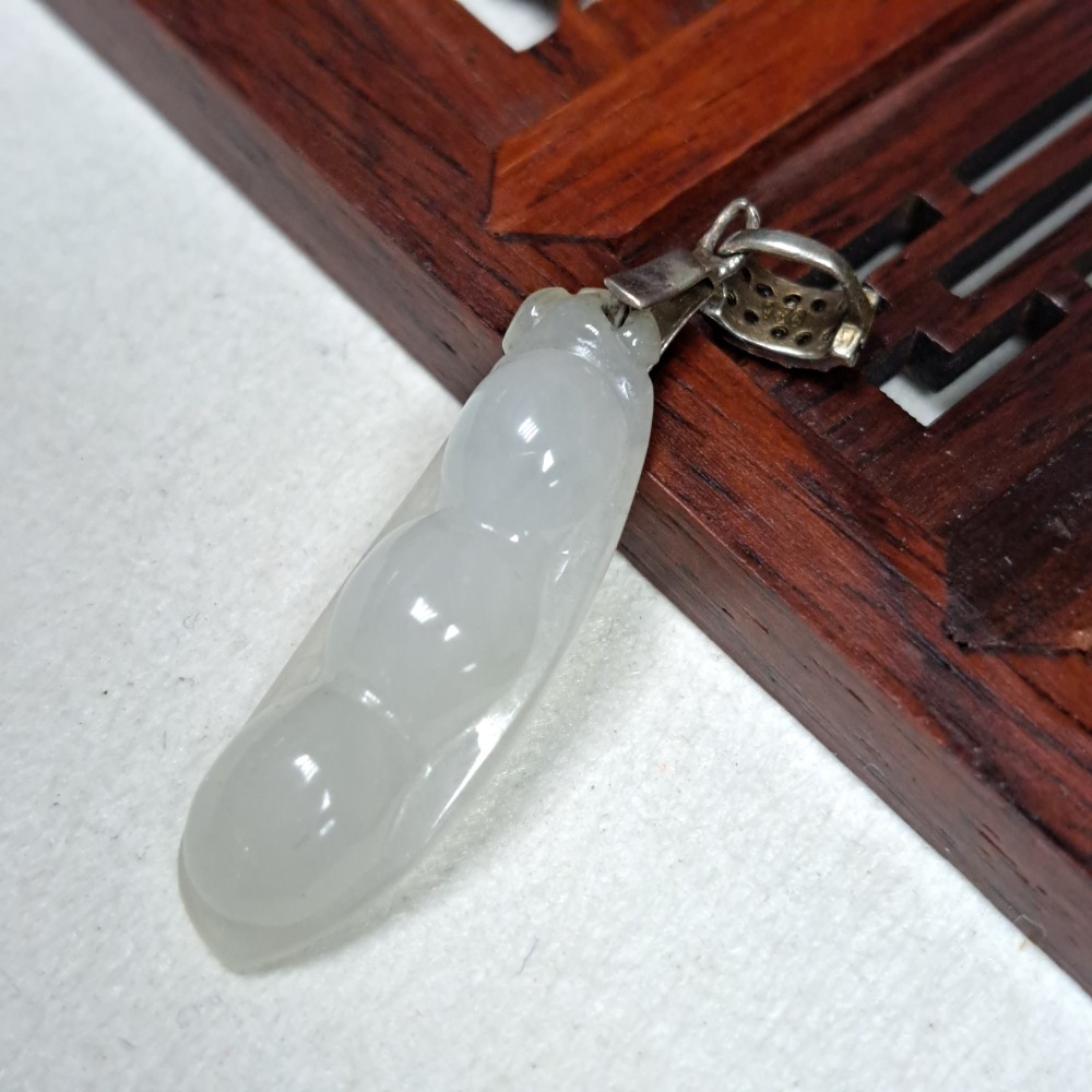 逸品軒~天然緬甸玉A貨-Z6120-冰糯福豆墜子- 長約29.9mm 寬約9.3mm 厚約4.8mm ♥️特價300元 -細節圖5