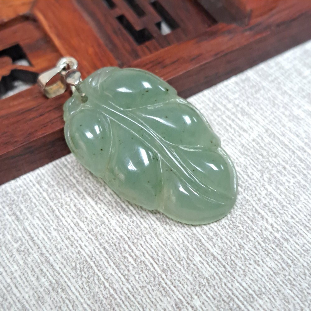 逸品軒～天然緬甸玉A貨-Z6137-冰糯葉子墜子 長30.6mm寬19.1mm厚4.1mm 💰特價666元 🌿特色墜-細節圖2
