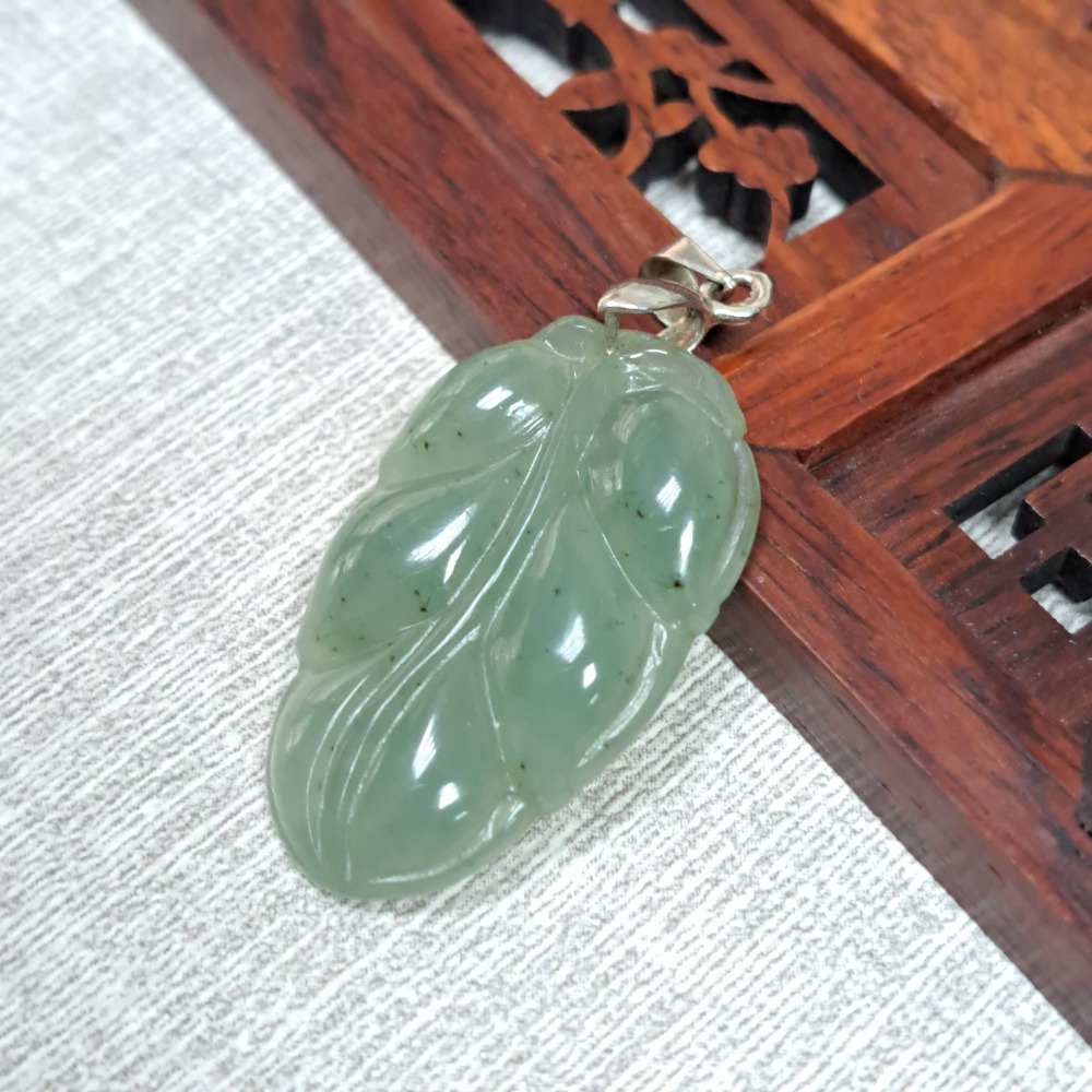 逸品軒～天然緬甸玉A貨-Z6137-冰糯葉子墜子 長30.6mm寬19.1mm厚4.1mm 💰特價666元 🌿特色墜-細節圖3
