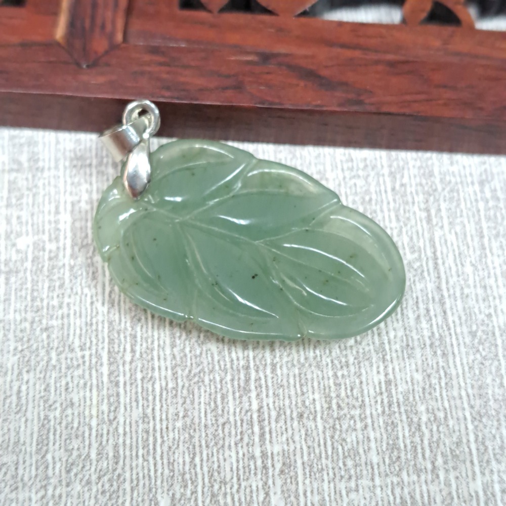 逸品軒～天然緬甸玉A貨-Z6137-冰糯葉子墜子 長30.6mm寬19.1mm厚4.1mm 💰特價666元 🌿特色墜-細節圖5