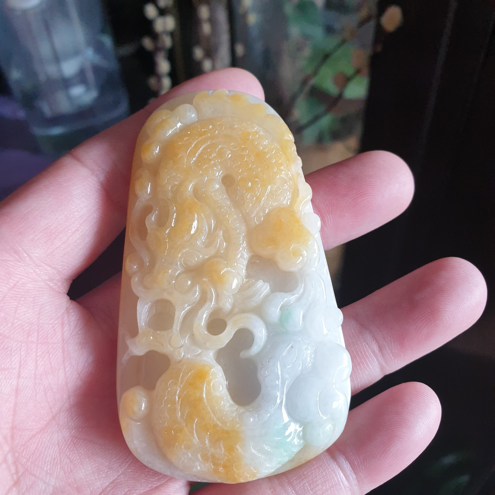天然緬甸玉A貨-R2011-黃翡龍牌墜子 長79.3mm寬45.3mm厚11.1mm 亮黃色顏色鮮豔，呈現明快的黃色。造-細節圖2
