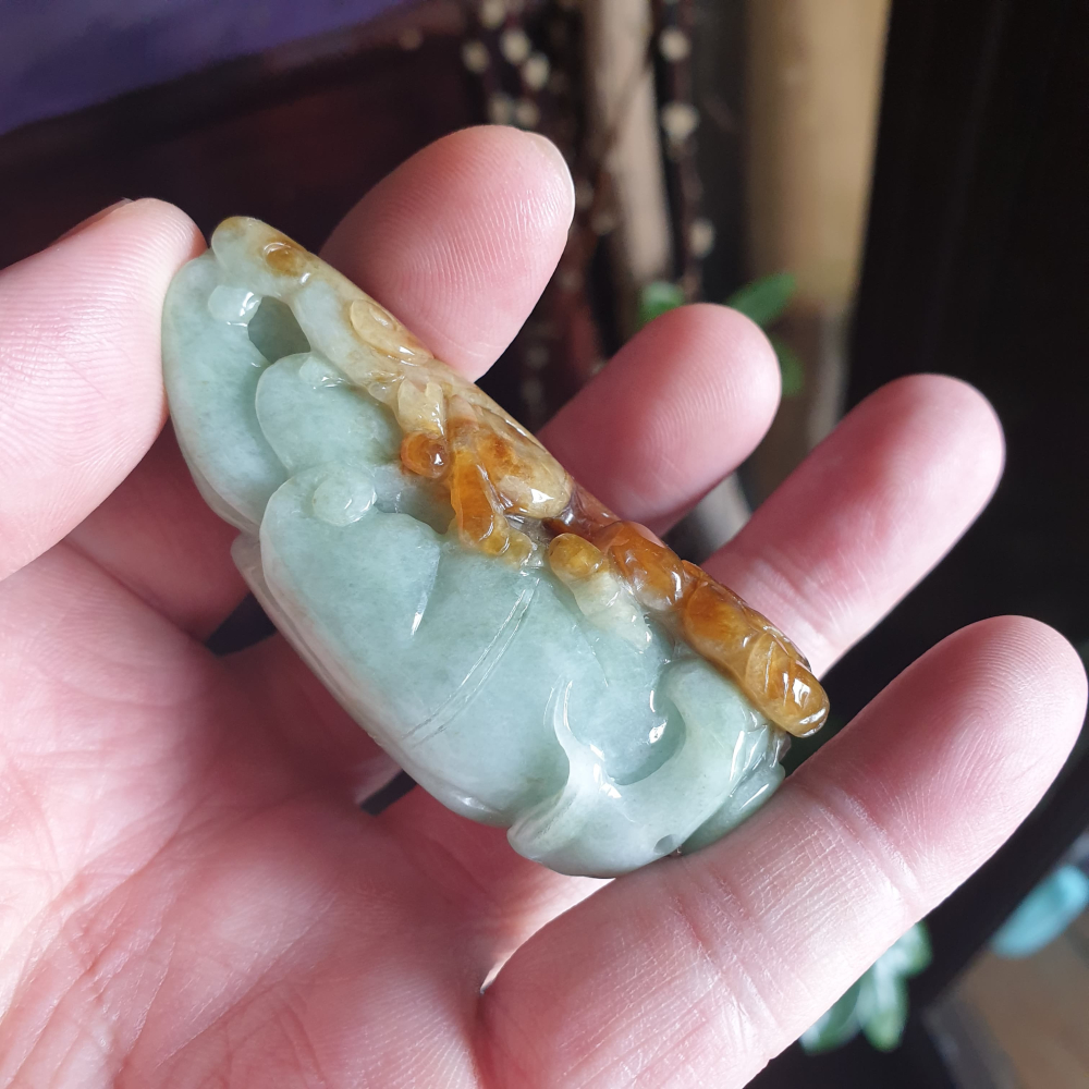 天然緬甸玉A貨-R2012-黃翡招財貔貅墜子/小擺件 長64.2mm寬33.2mm厚27.6mm 巧色巧雕，貔貅是黃翡-細節圖2