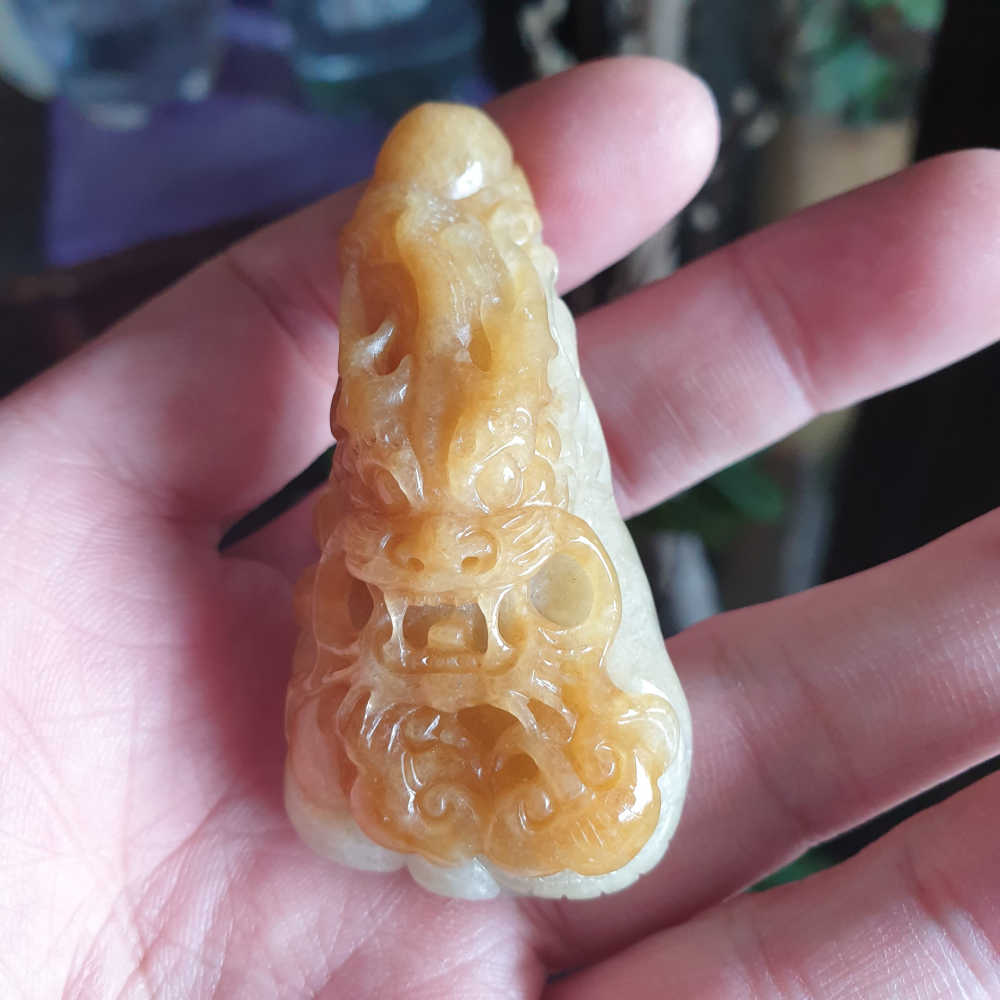 天然緬甸玉A貨-R2014-蜜糖黃翡龍墜子 長64.2mm寬29.1mm厚19.4mm 黃翡顏色均勻漂亮，雕工立體造型-細節圖3