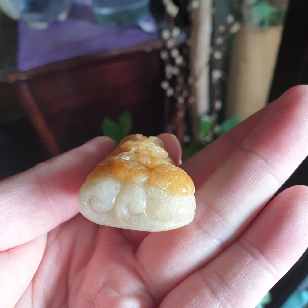 天然緬甸玉A貨-R2014-蜜糖黃翡龍墜子 長64.2mm寬29.1mm厚19.4mm 黃翡顏色均勻漂亮，雕工立體造型-細節圖4