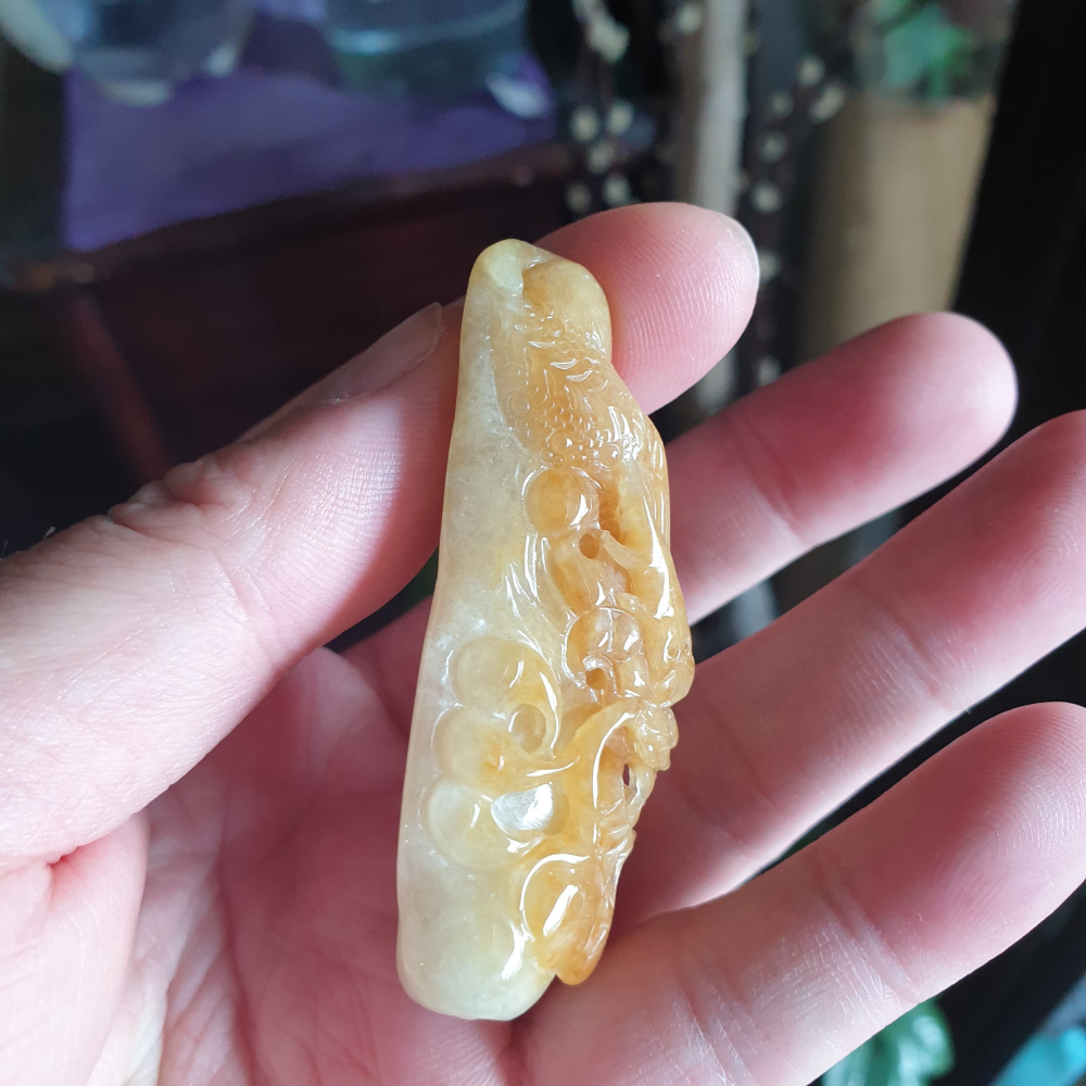 天然緬甸玉A貨-R2014-蜜糖黃翡龍墜子 長64.2mm寬29.1mm厚19.4mm 黃翡顏色均勻漂亮，雕工立體造型-細節圖5