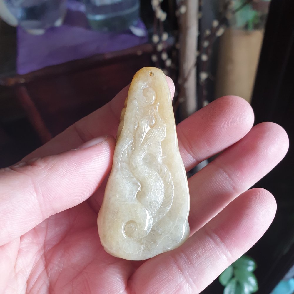 天然緬甸玉A貨-R2014-蜜糖黃翡龍墜子 長64.2mm寬29.1mm厚19.4mm 黃翡顏色均勻漂亮，雕工立體造型-細節圖6