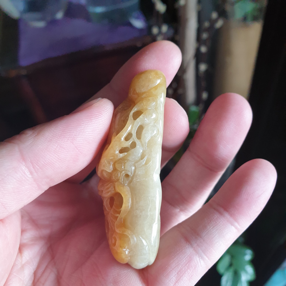 天然緬甸玉A貨-R2014-蜜糖黃翡龍墜子 長64.2mm寬29.1mm厚19.4mm 黃翡顏色均勻漂亮，雕工立體造型-細節圖7