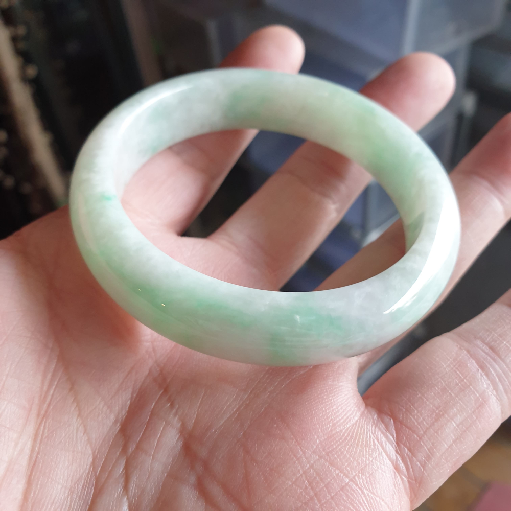 天然緬甸玉A貨-Y696-飄花玉鐲 寬14mm厚7.9mm內徑56.5mm17.9圍 有小細紋無摳無裂，質地介於半透明至-細節圖2