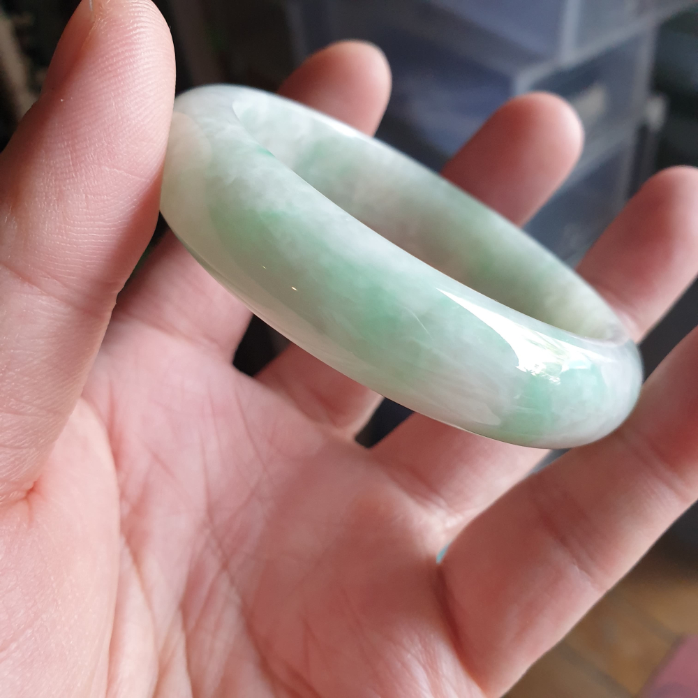 天然緬甸玉A貨-Y696-飄花玉鐲 寬14mm厚7.9mm內徑56.5mm17.9圍 有小細紋無摳無裂，質地介於半透明至-細節圖3