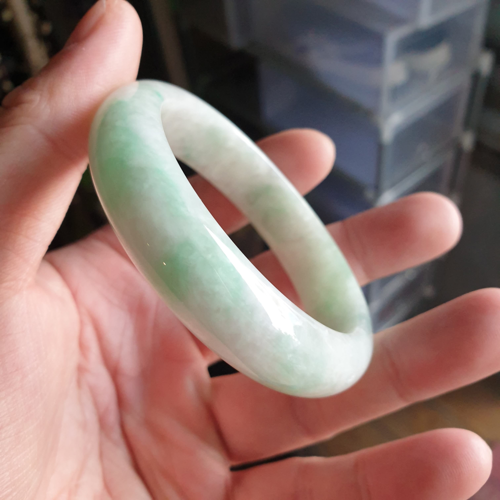 天然緬甸玉A貨-Y696-飄花玉鐲 寬14mm厚7.9mm內徑56.5mm17.9圍 有小細紋無摳無裂，質地介於半透明至-細節圖4