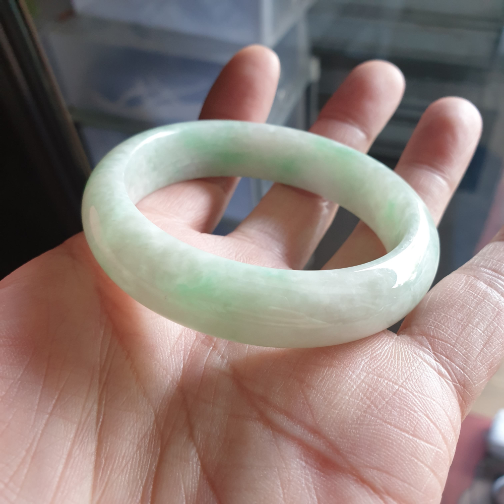 天然緬甸玉A貨-Y696-飄花玉鐲 寬14mm厚7.9mm內徑56.5mm17.9圍 有小細紋無摳無裂，質地介於半透明至-細節圖5