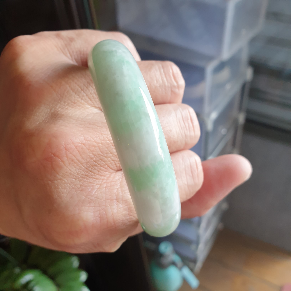 天然緬甸玉A貨-Y696-飄花玉鐲 寬14mm厚7.9mm內徑56.5mm17.9圍 有小細紋無摳無裂，質地介於半透明至-細節圖6