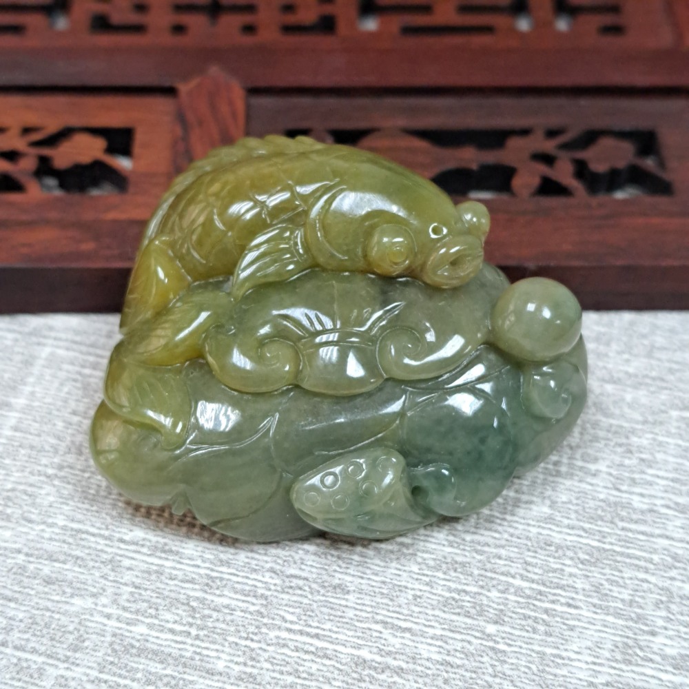 逸品軒～天然緬甸玉A貨-Z6153-黃翡荷葉鯉魚墜子- 長約42.6mm 寬約37.7mm 厚16.8mm ♥️特價18-細節圖2