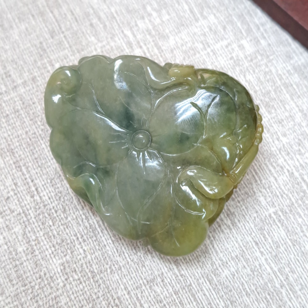 逸品軒～天然緬甸玉A貨-Z6153-黃翡荷葉鯉魚墜子- 長約42.6mm 寬約37.7mm 厚16.8mm ♥️特價18-細節圖3