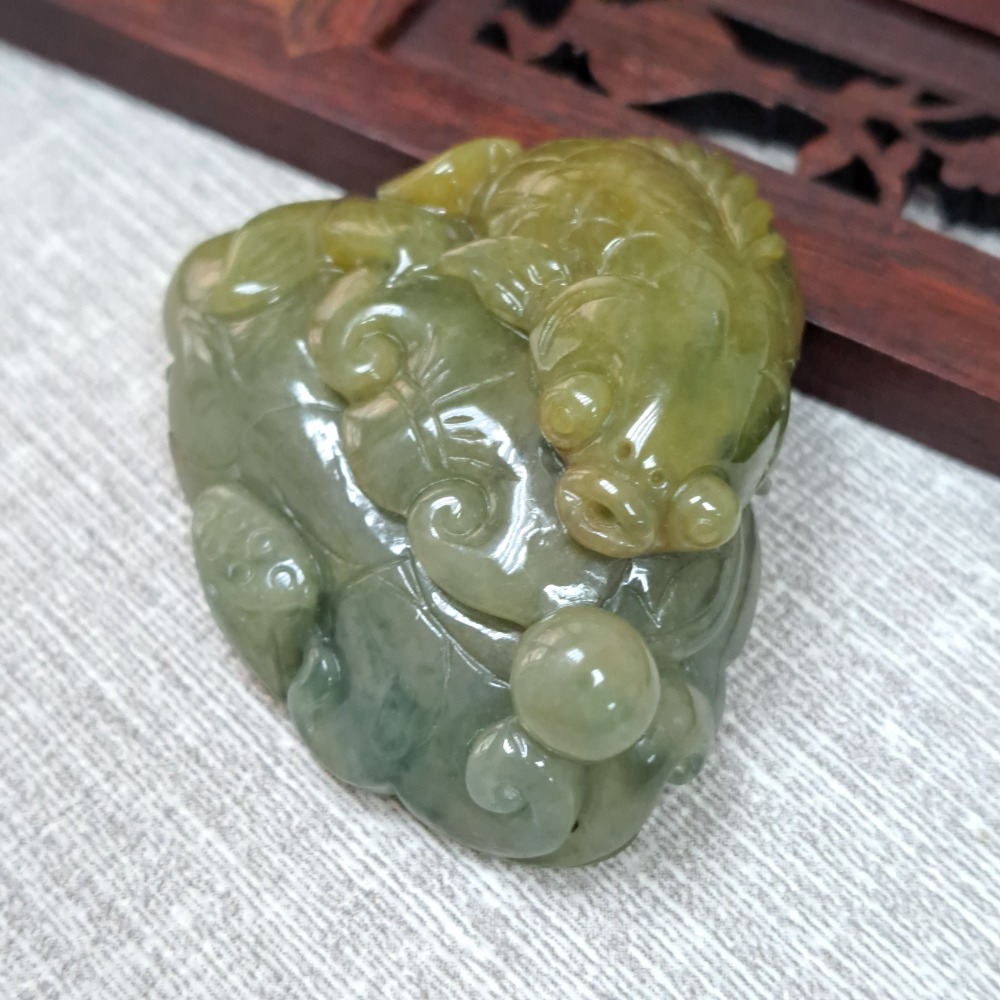 逸品軒～天然緬甸玉A貨-Z6153-黃翡荷葉鯉魚墜子- 長約42.6mm 寬約37.7mm 厚16.8mm ♥️特價18-細節圖4