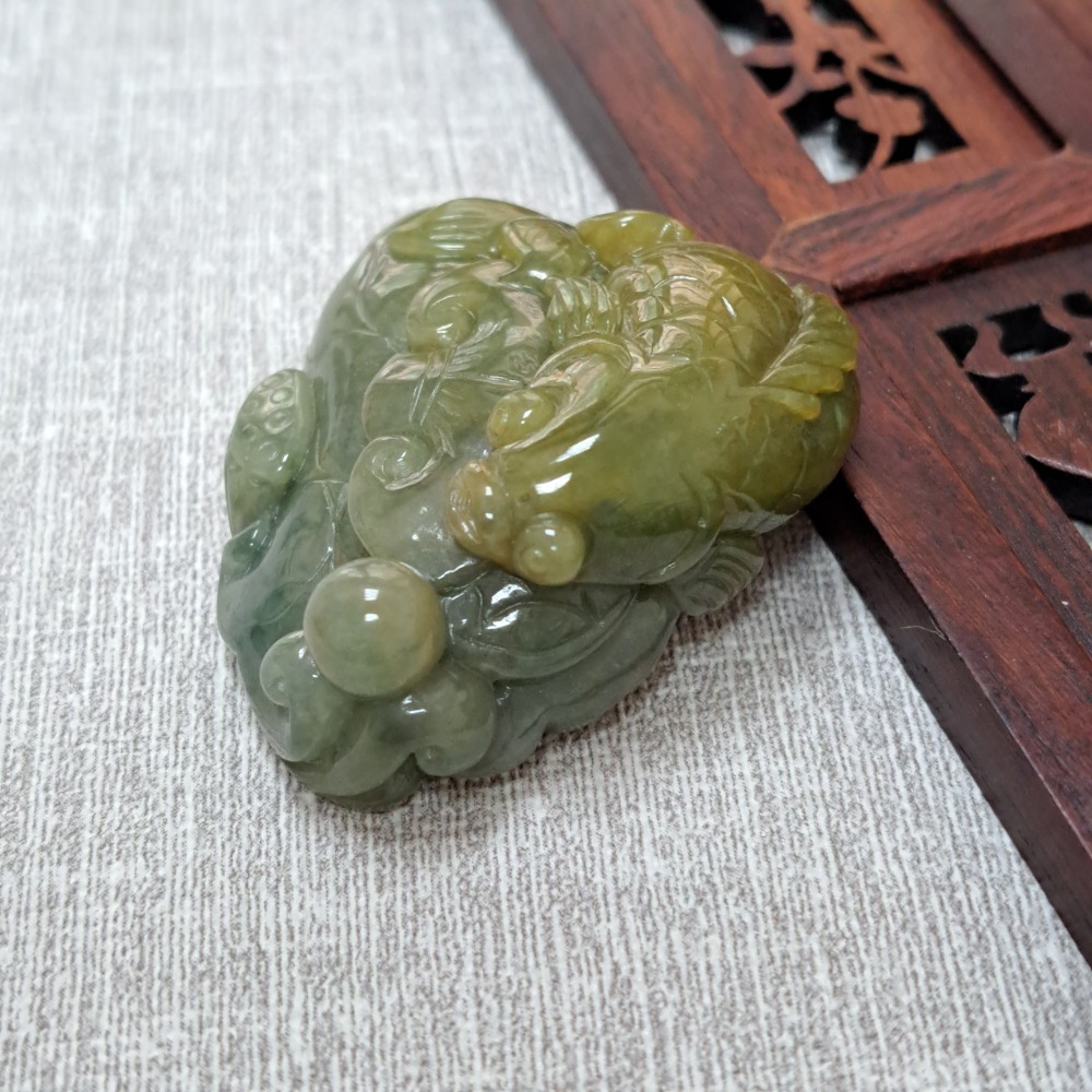 逸品軒～天然緬甸玉A貨-Z6153-黃翡荷葉鯉魚墜子- 長約42.6mm 寬約37.7mm 厚16.8mm ♥️特價18-細節圖5