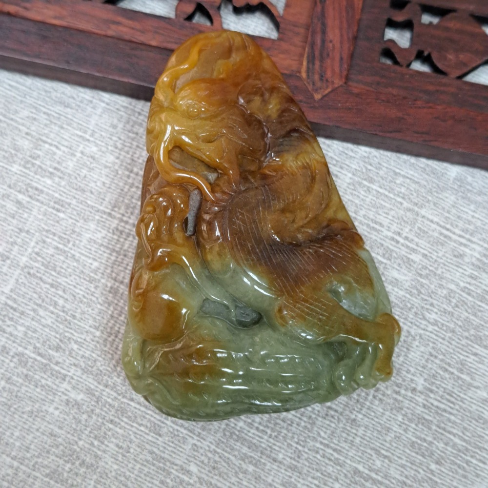 逸品軒～天然緬甸玉A貨-Z6156-黃翡龍墜子 長56.3mm寬40.1mm厚14.8mm 💰特價1800元 🐉雕龍-細節圖2