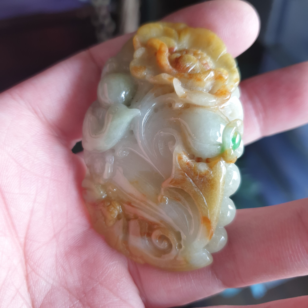 天然緬甸玉A貨-R2018-小三彩招財墜子 長60.2mm寬39.6mm厚15.2mm 雙面雕刻，雕工精細 雕鳥，花，蝙-細節圖2