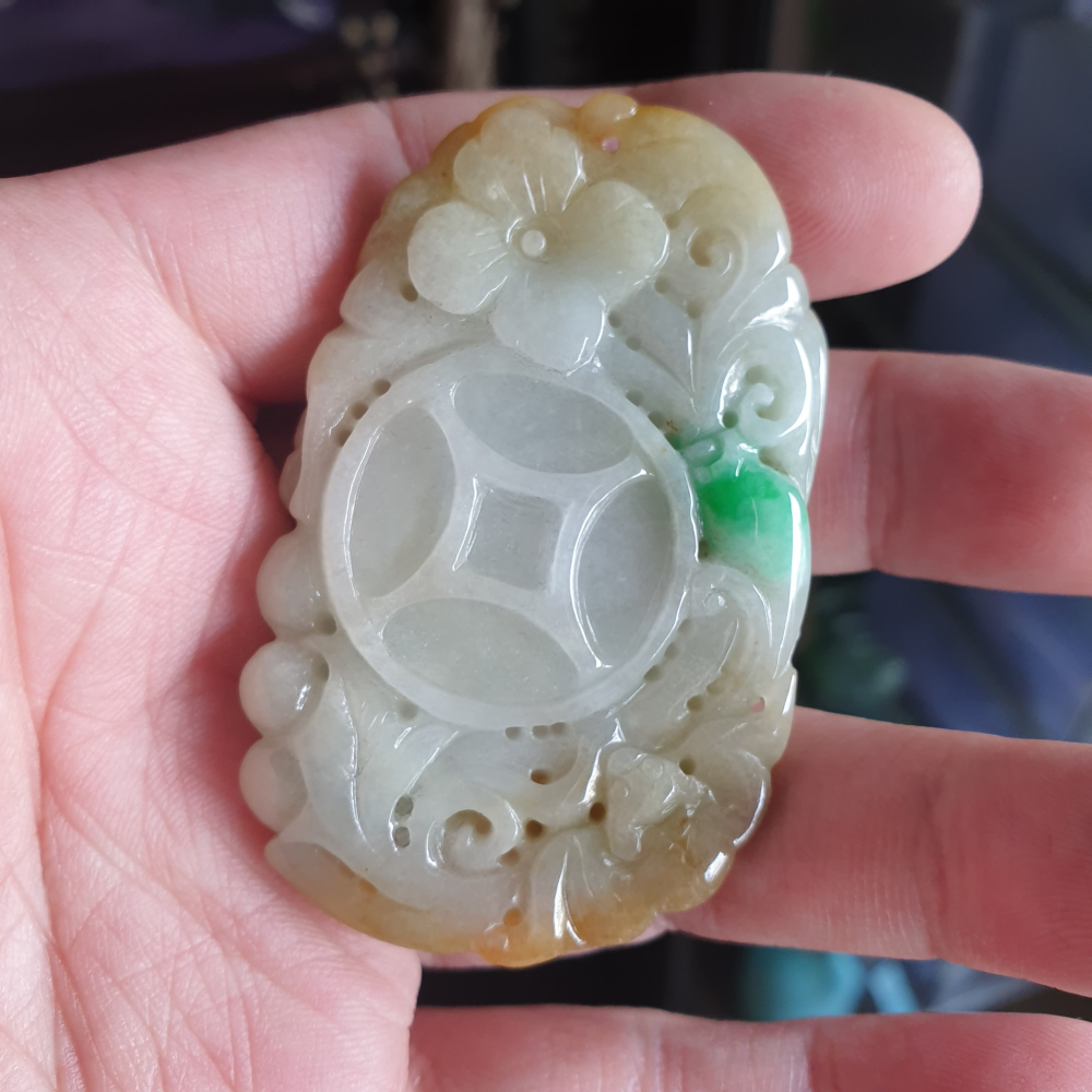 天然緬甸玉A貨-R2018-小三彩招財墜子 長60.2mm寬39.6mm厚15.2mm 雙面雕刻，雕工精細 雕鳥，花，蝙-細節圖3