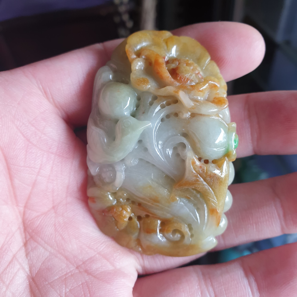 天然緬甸玉A貨-R2018-小三彩招財墜子 長60.2mm寬39.6mm厚15.2mm 雙面雕刻，雕工精細 雕鳥，花，蝙-細節圖4