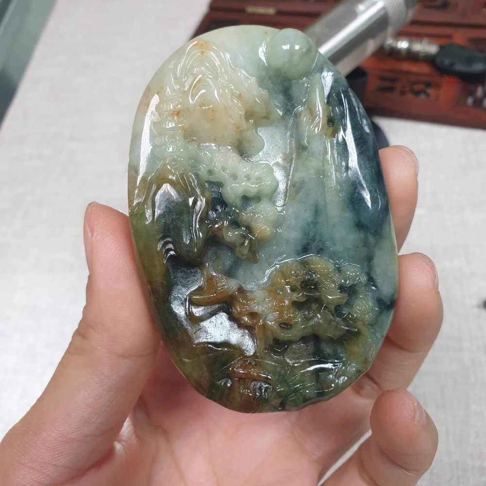 天然緬甸玉A貨-Z6167-三彩山水墜子 ♥️顏色特別 長74.1mm 寬49.5mm 厚15.2mm 💰特價3000-細節圖2