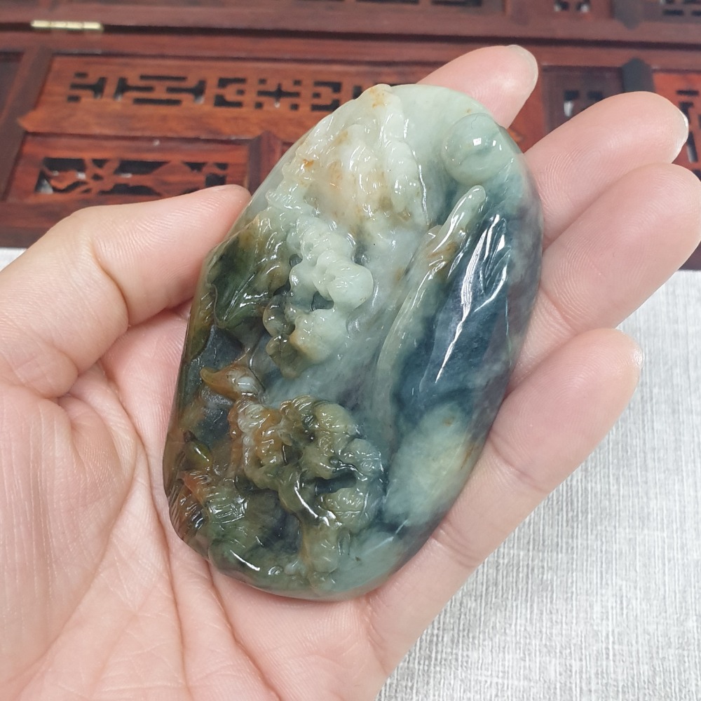 天然緬甸玉A貨-Z6167-三彩山水墜子 ♥️顏色特別 長74.1mm 寬49.5mm 厚15.2mm 💰特價3000-細節圖3