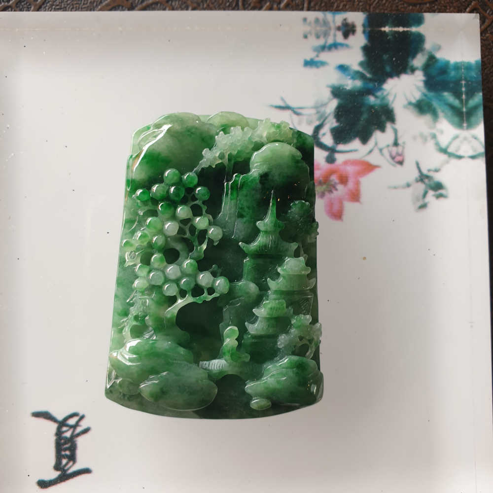 天然緬甸玉A貨-R2021-綠花青山水貴人墜子 長59.6mm寬35mm厚9.7mm 顏色鮮綠濃郁，非常顯眼漂亮。 鮮豔-細節圖2