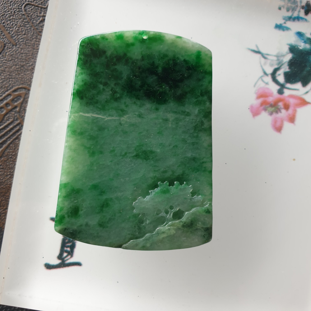 天然緬甸玉A貨-R2021-綠花青山水貴人墜子 長59.6mm寬35mm厚9.7mm 顏色鮮綠濃郁，非常顯眼漂亮。 鮮豔-細節圖3