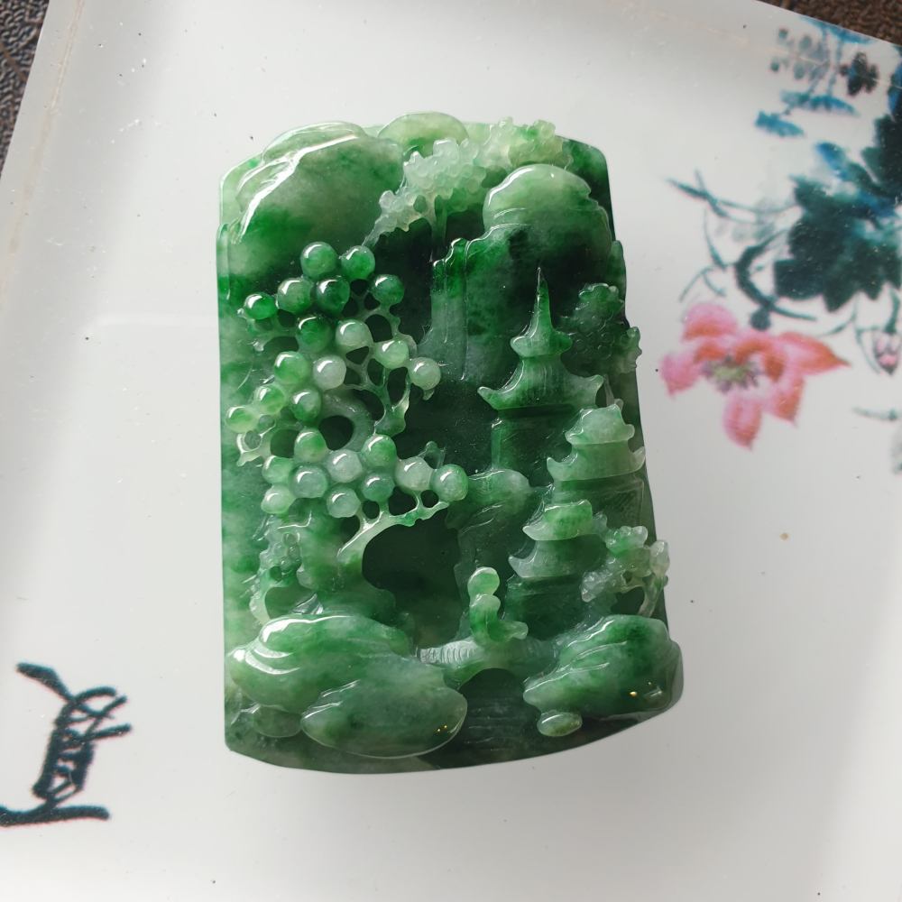 天然緬甸玉A貨-R2021-綠花青山水貴人墜子 長59.6mm寬35mm厚9.7mm 顏色鮮綠濃郁，非常顯眼漂亮。 鮮豔-細節圖4