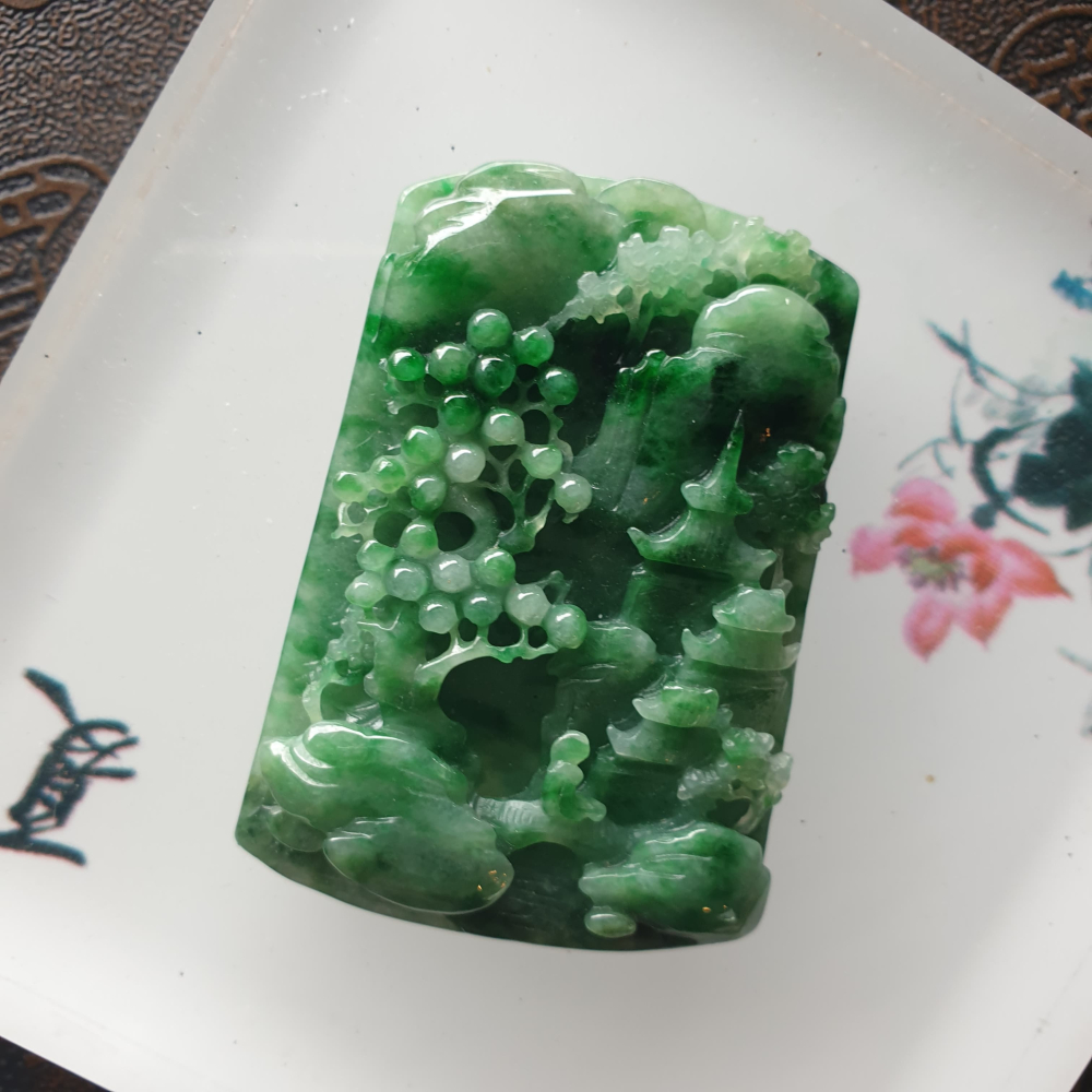 天然緬甸玉A貨-R2021-綠花青山水貴人墜子 長59.6mm寬35mm厚9.7mm 顏色鮮綠濃郁，非常顯眼漂亮。 鮮豔-細節圖5