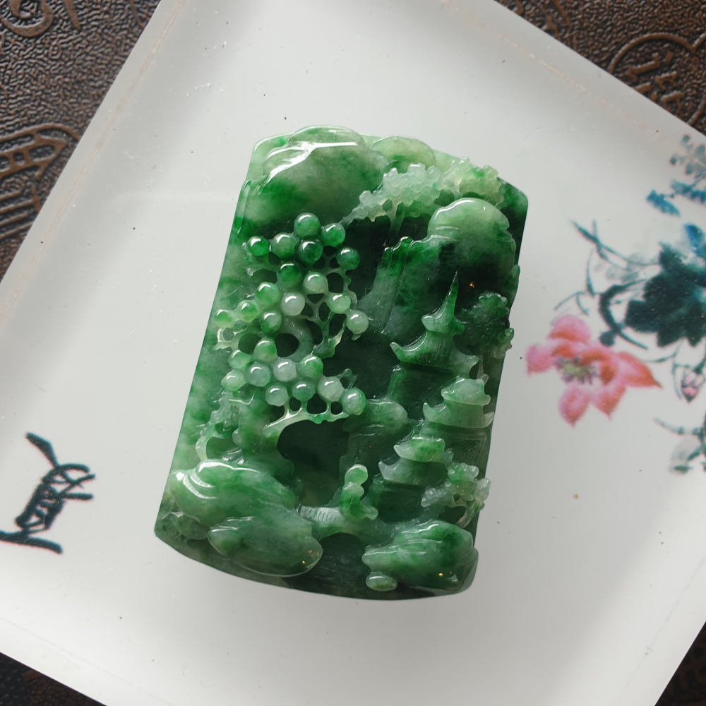 天然緬甸玉A貨-R2021-綠花青山水貴人墜子 長59.6mm寬35mm厚9.7mm 顏色鮮綠濃郁，非常顯眼漂亮。 鮮豔-細節圖6